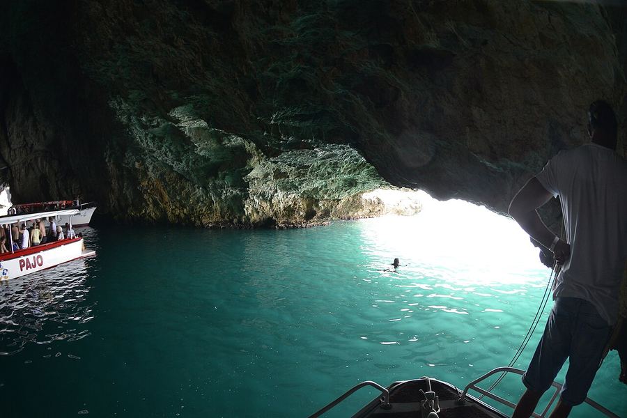 Plava špilja, Luštica